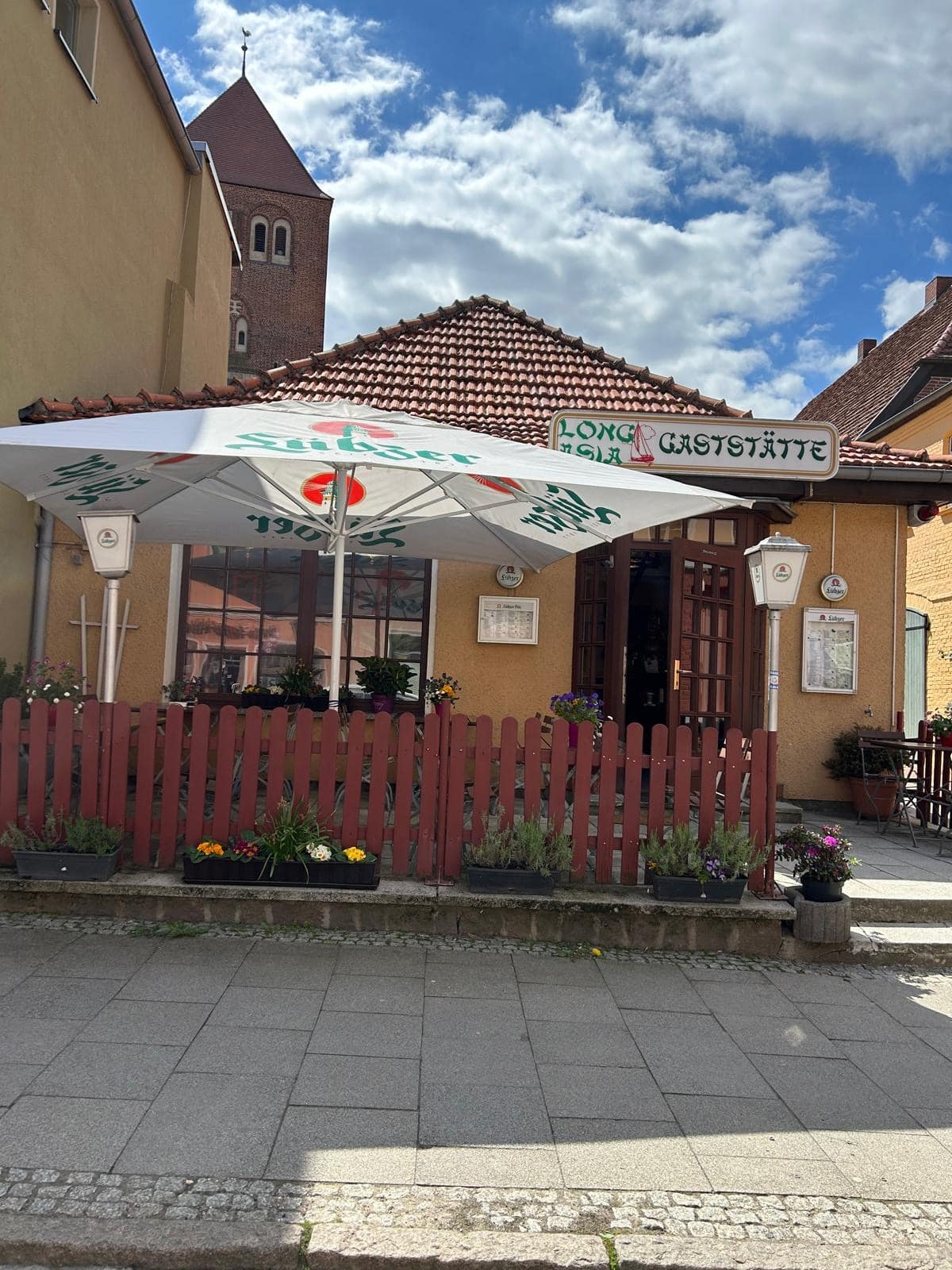 Außenansicht der Long Asia Gaststätte in Plau am See