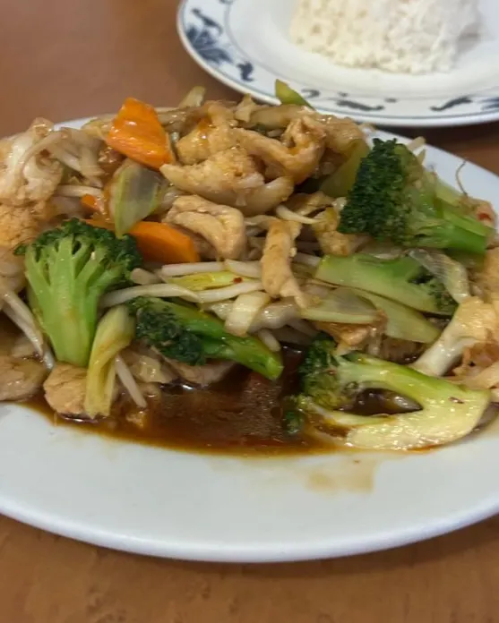 Gebratenes Hähnchen mit Brokkoli, Blumenkohl und Karotten, dazu Reis