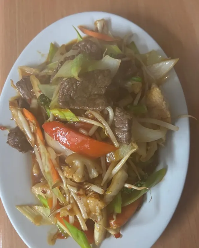 Gebratenes Rindfleisch mit frischem Gemüse